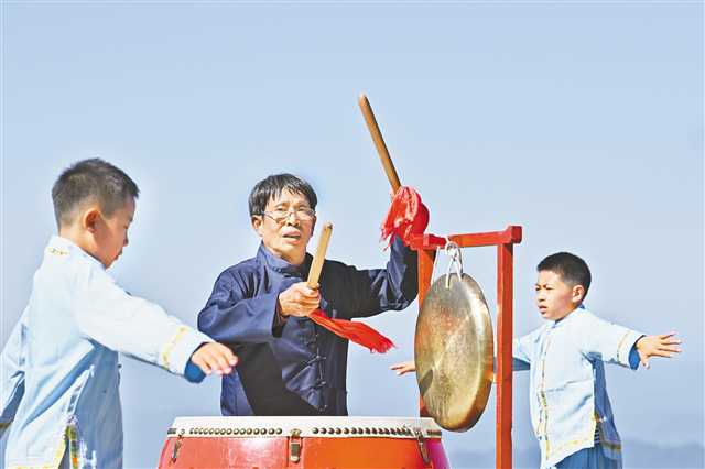 The national intangible cultural heritage project of Youyang – Tujia Hand-waving Dance. (Photographed by Qiu Hongbin / Visual Chongqing)