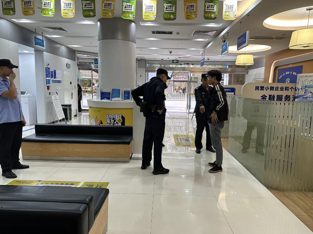 当地警方询问涉诈男子。民生银行重庆分行供图 华龙网发
