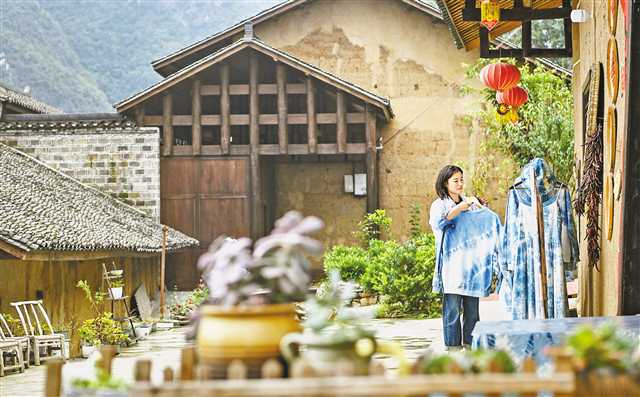 Yuan Xiaoxin arranged the tie-dyed clothes in Xiazhuang Village, Zhuxian Township, Wushan County. (Photographed by Long Fan / Visual Chongqing)