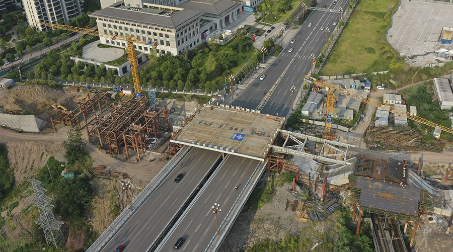 重庆空港新城项目双桥路道路工程钢箱梁主桥顶推到位。受访者供图