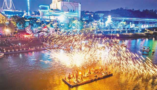 The photo taken on September 30, 2023, shows the intangible cultural heritage performance – molten iron fireworks given in Yule Town, Shapingba District. (Photographed by Guo Jin / Visual Chongqing)