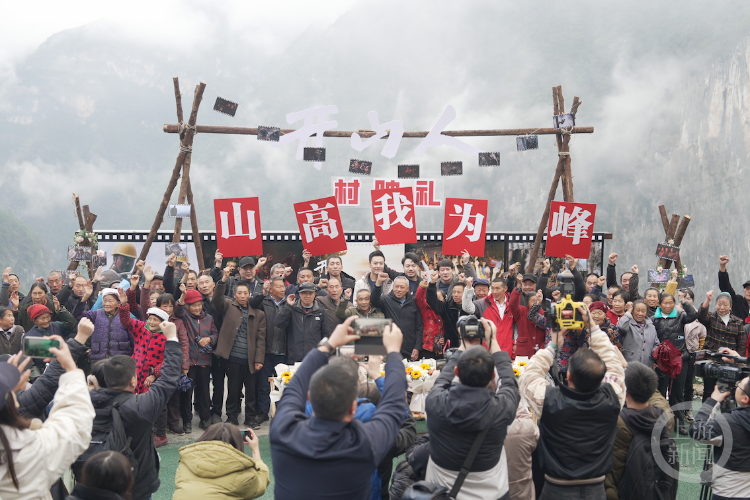 重走绝壁“天路”、重温下庄精神！电影《开山人》今天“回家”了1