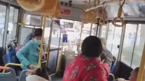 除了司机全车人都慌了！山西一公交车与小车“斗气”，一路狂追……1