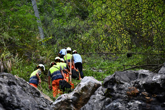 黔江区应急管理局对危岩体进行巡查。黔江区应急管理局供图 华龙网发