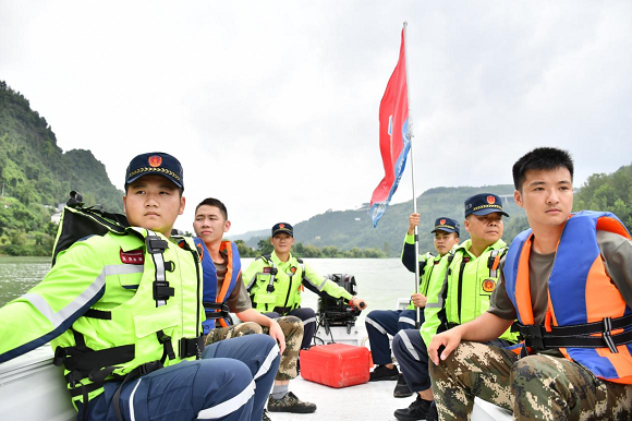 应急救援队员在演练中开展水上搜救。黔江区应急管理局供图 华龙网发