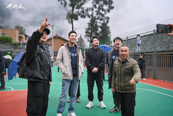 主创们参观崭新的下庄村小学。重庆电影集团供图