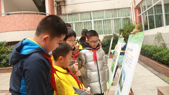 3学生们参观湿地知识科普展板。华龙网记者 张馨月 摄