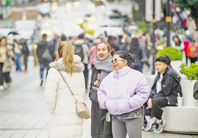 The photo taken on November 13 shows that visitors wore a down jacket in Jiefangbei CBD. (Photographed by Zheng Yu / Visual Chongqing)