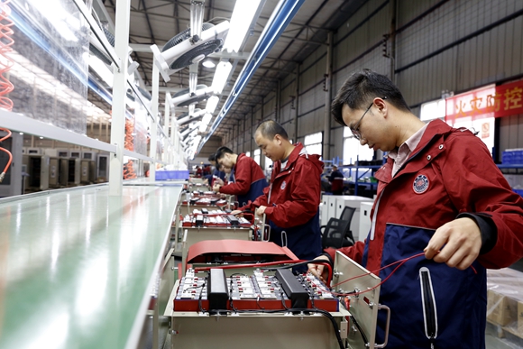 在位于北碚区的重庆荣凯川仪仪表有限公司生产车间，工作人员正在组装磷酸铁锂电池包。通讯员 霍吕 摄