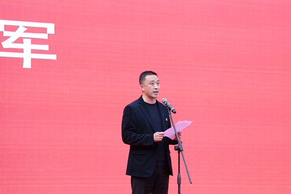 重庆市退役军人事务局二级巡视员陈军讲话。红岩融媒体中心供图 华龙网发