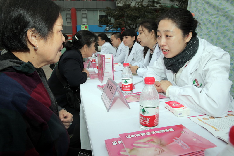 The medical teams in Yubei carried out the “Healthy Mother Express” – Breast and Cervical Cancers Awareness Campaign. (Photo provided by Chongqing Women's Federation)