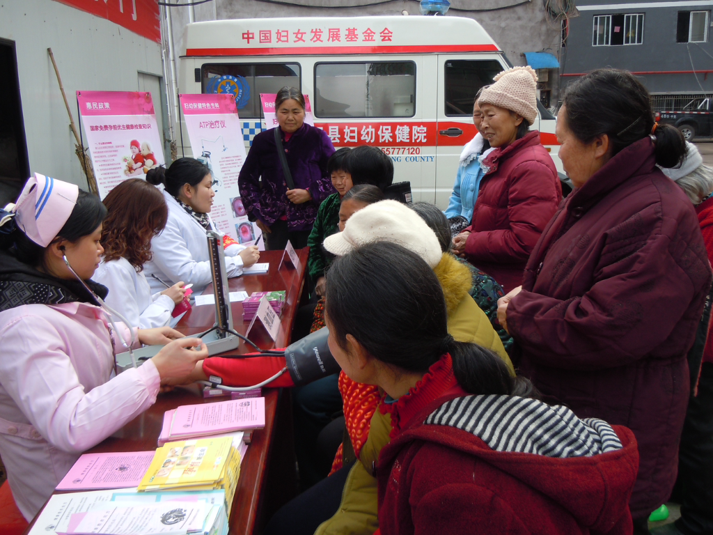 The medical staff of Chongqing Yunyang Maternal and Child Healthcare Hospital offered free medical checkups for women and children in the community as part of the “Healthy Mother Express”. (Photo provided by Chongqing Women's Federation)