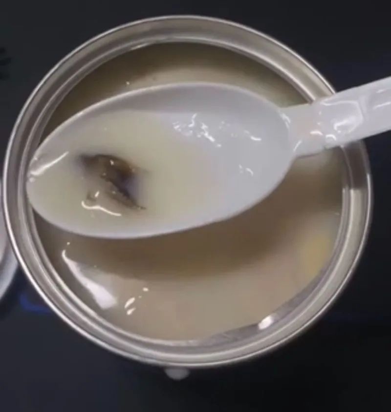 银鹭花生牛奶饮品里喝出虫子？客服人员回应：会去核实2
