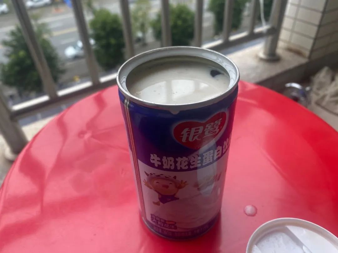 银鹭花生牛奶饮品里喝出虫子？客服人员回应：会去核实1