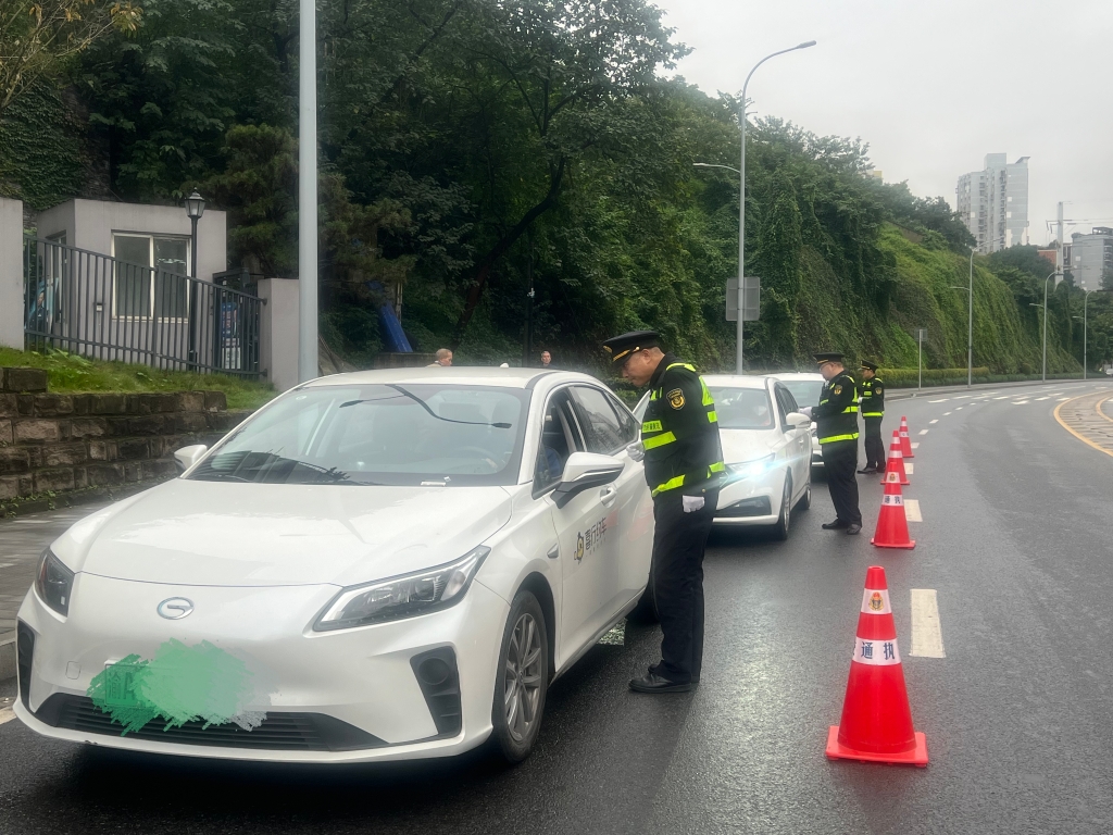 执法队员对车辆进行例行检查。重庆交通执法部门供图