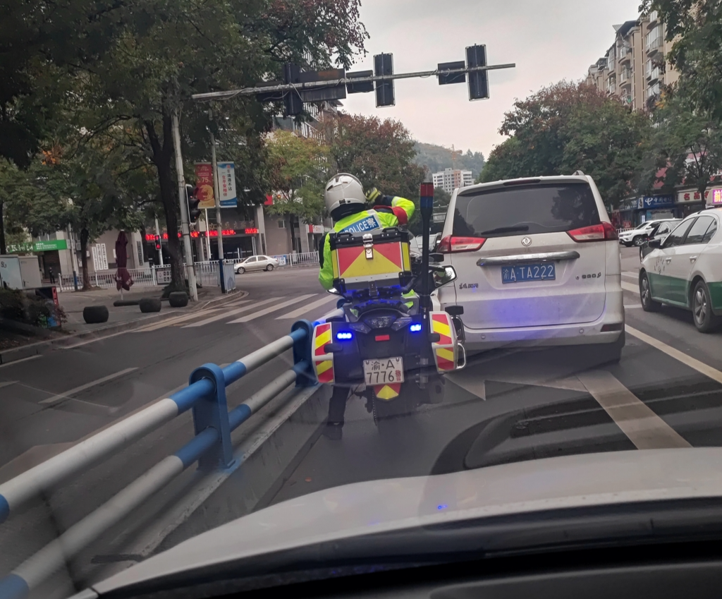 渝警骁骑为病人火速开道。警方供图