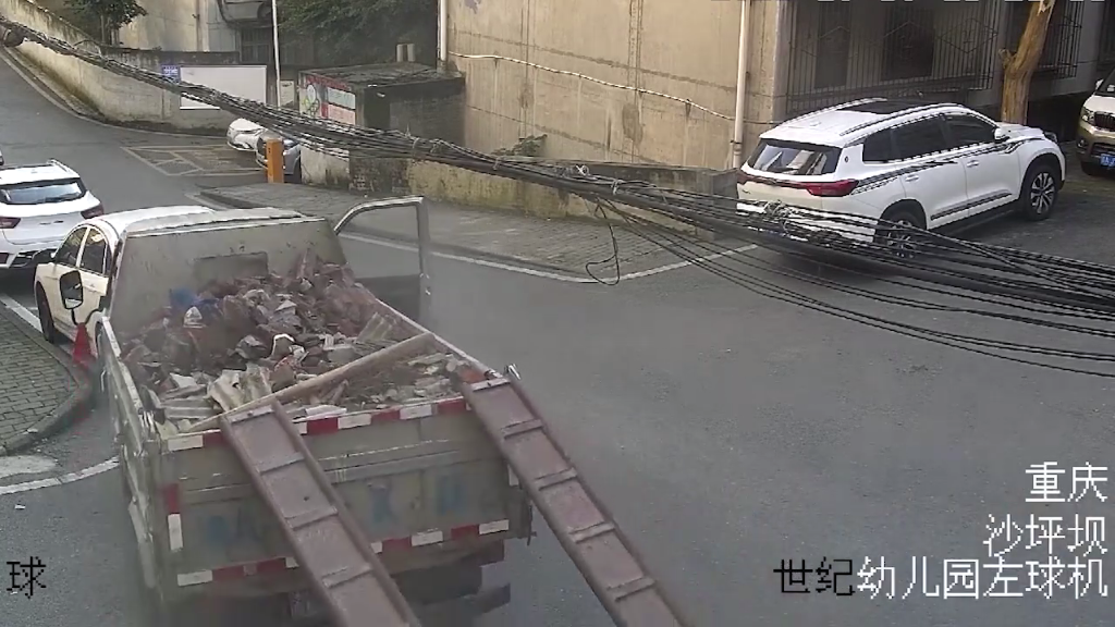 货车后溜连撞四车。警方供图