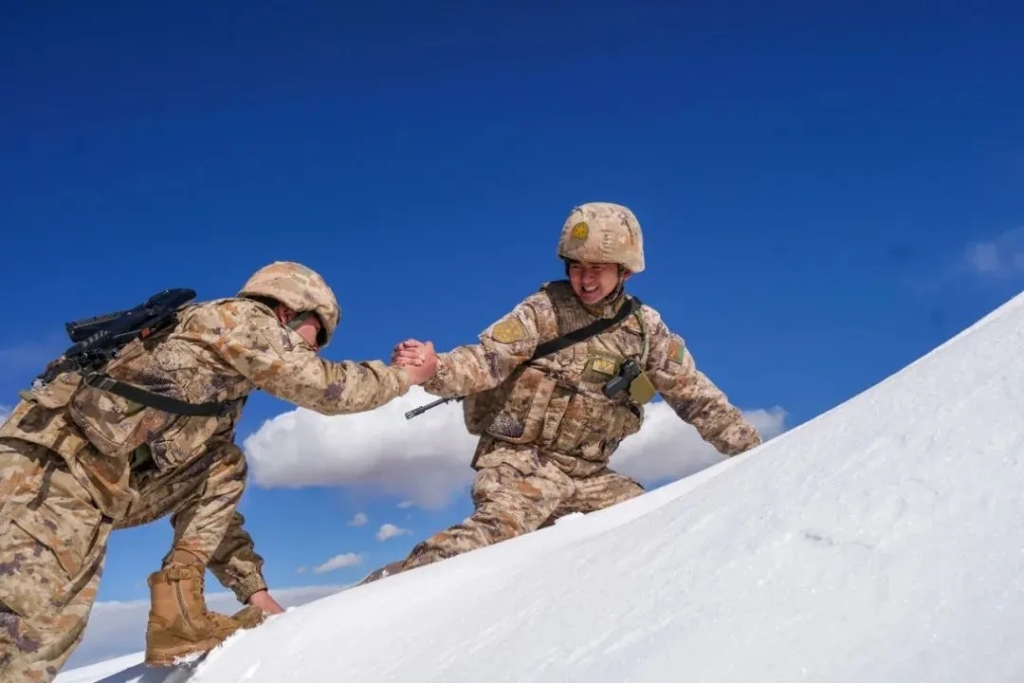潘洪帅（右）与战友爬冰卧雪，卫国戍边。图片来源：人民陆军编辑部