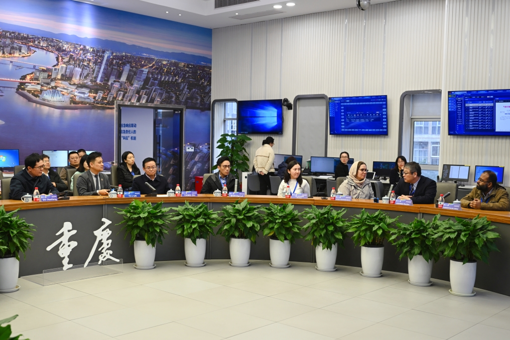 Meteorological experts from the WMO Regional Association II investigated the early warning operations of the Chongqing Meteorological Bureau. (Photo by Chongqing Meteorological Bureau)