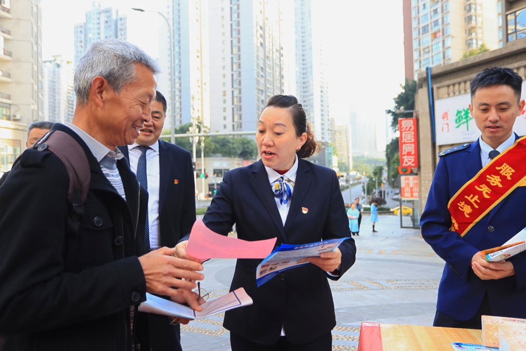 公交志愿者向老人普及乘车安全知识。重庆两江公交供图