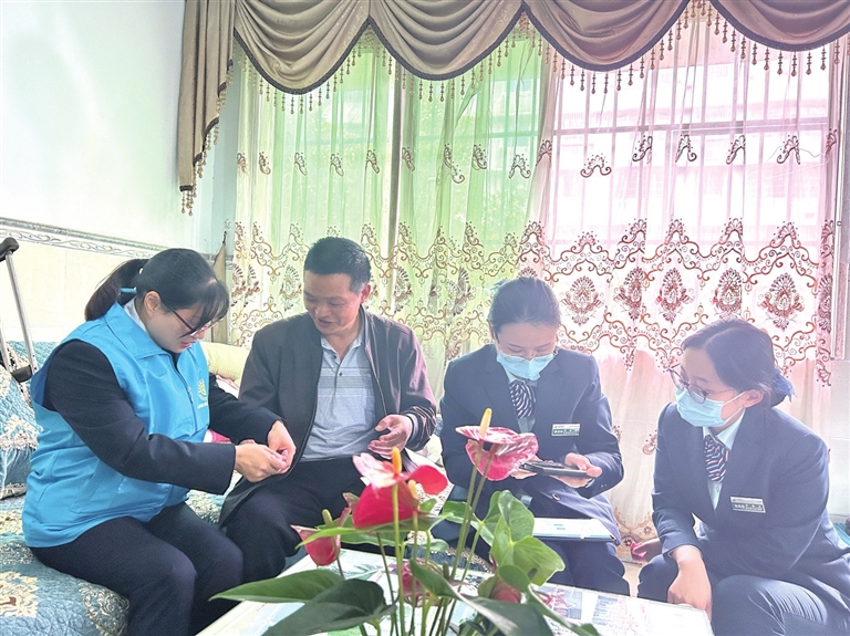 11月3日，在永川区社保中心和邮政银行工作人员的帮助下，陈龙飞顺利办理了社保卡激活银行功能并做了工伤保险待遇资格认证。