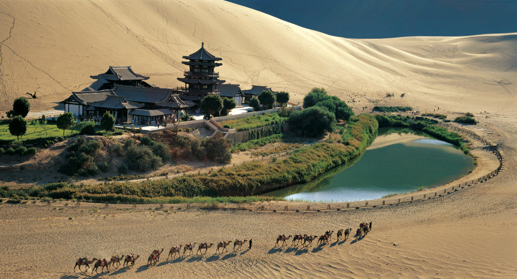 甘肃鸣沙山月牙泉景区。甘肃省文化和旅游厅供图