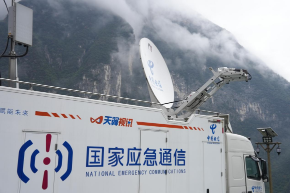 中国电信通讯车来到下庄。中国电信重庆公司供图 华龙网发