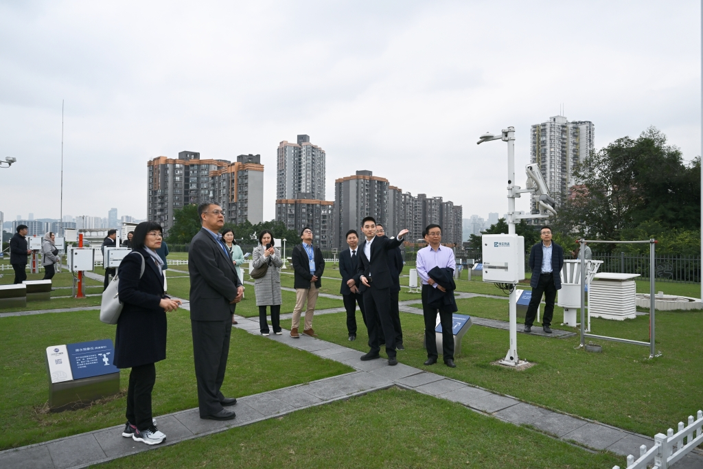 Meteorological experts from the WMO Regional Association II investigated the integrated digital disaster prevention and mitigation decision-making and command system in Shapingba. (Photo by Chongqing Meteorological Bureau) 