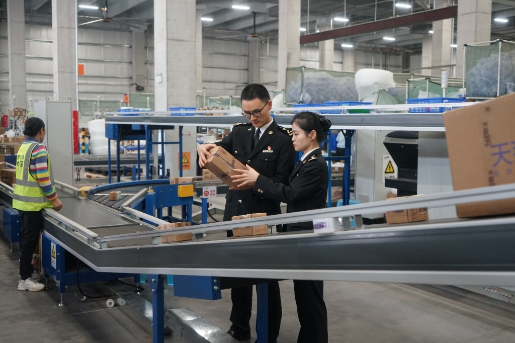 重庆海关对企业生产经营状况开展调研。重庆海关供图