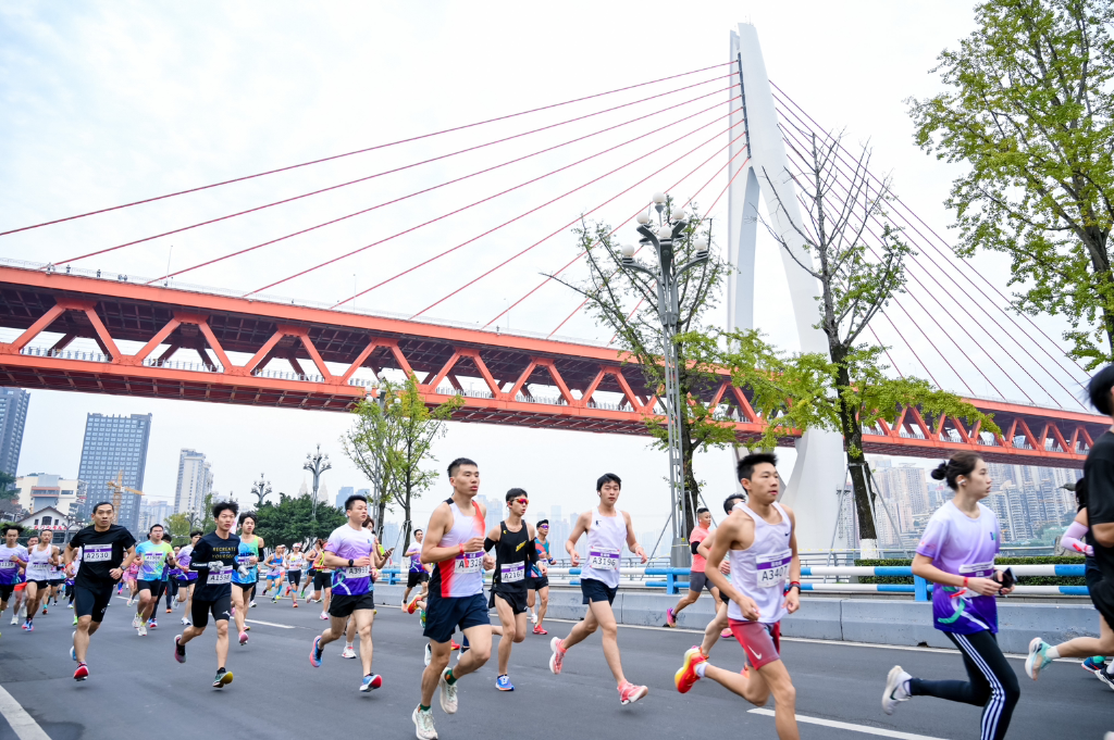 2023中国10公里精英赛重庆站暨重庆10公里挑战赛激情开跑。重马体育供图
