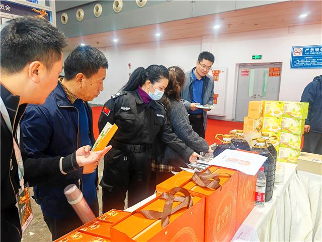 文博会梁平展厅前，市民游客在咨询、购买文旅产品。梁平区文化旅游委供图