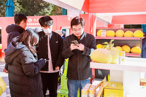 梁平蜜柚展区市民通过线上下单购买蜜柚。重庆市乡村振兴局供图