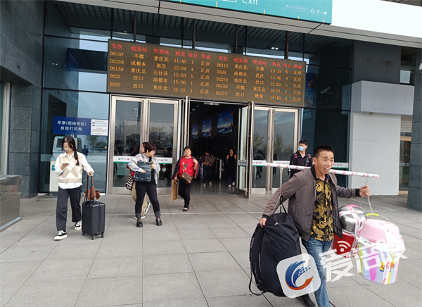 旅客从涪陵北站下车后有序安全出站。涪陵区融媒体中心供图