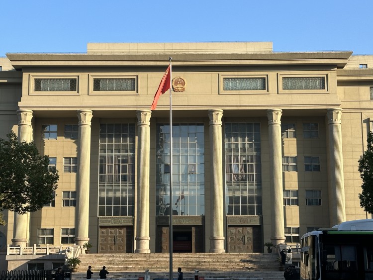 安徽26年前武校投毒案庭审现场：两嫌犯当庭否认预谋作案，受害人家属索赔近770万元1