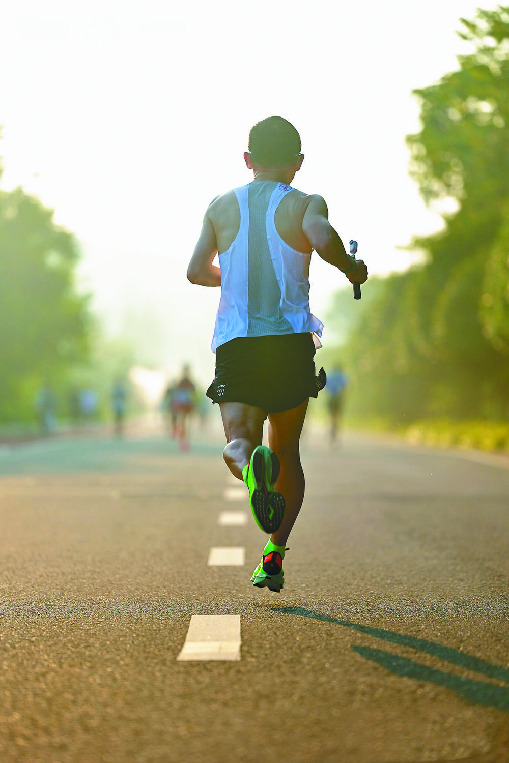 沿两江四岸跑50公里  男子别样庆祝“半百人生”2