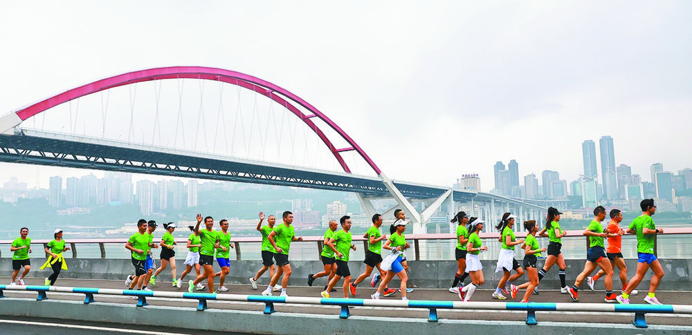 沿两江四岸跑50公里  男子别样庆祝“半百人生”1