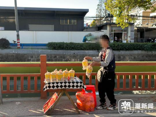 17岁脑瘫少年卖爆米花冲上热搜，妈妈：他站在那里已经成功了3