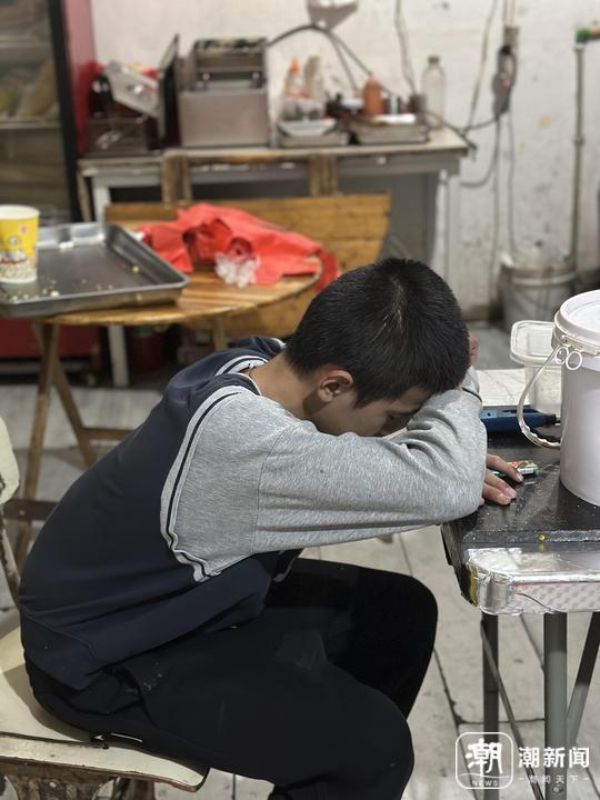 17岁脑瘫少年卖爆米花冲上热搜，妈妈：他站在那里已经成功了8