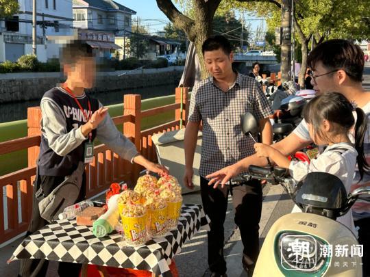 17岁脑瘫少年卖爆米花冲上热搜，妈妈：他站在那里已经成功了5