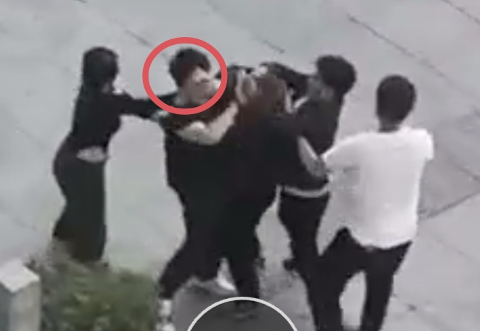 网曝湖北学生遭两男子殴打 校方:学校、警方均已介入,被打男生身体状况还好
