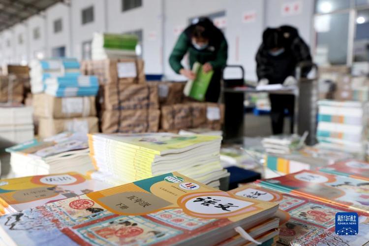 三个学段老师自诉“职业压力”：杂事多、学业重、四年未敢请病假……