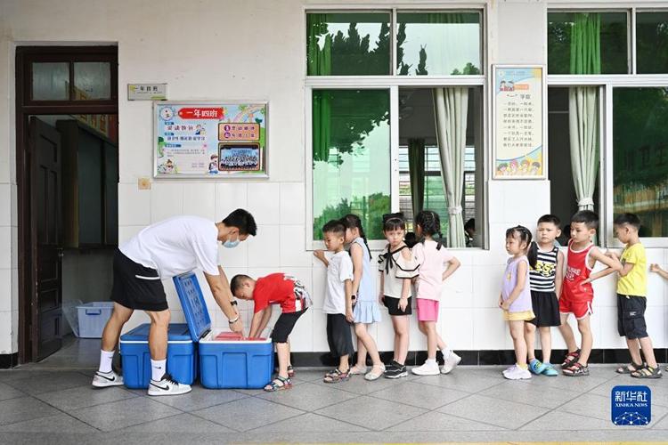 三个学段老师自诉“职业压力”：杂事多、学业重、四年未敢请病假……