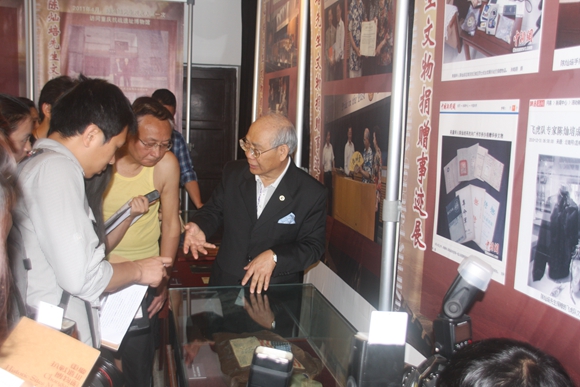 2014年，陈灿培携夫人出席“陈灿培先生文物捐赠事迹展”，并为游客朋友讲解捐赠文物