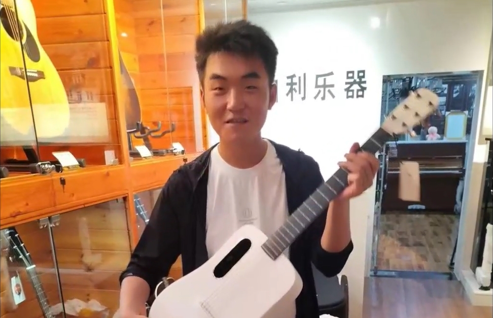 跳河救人遇难小伙家人发声：喜欢弹吉他，本计划春节相亲1