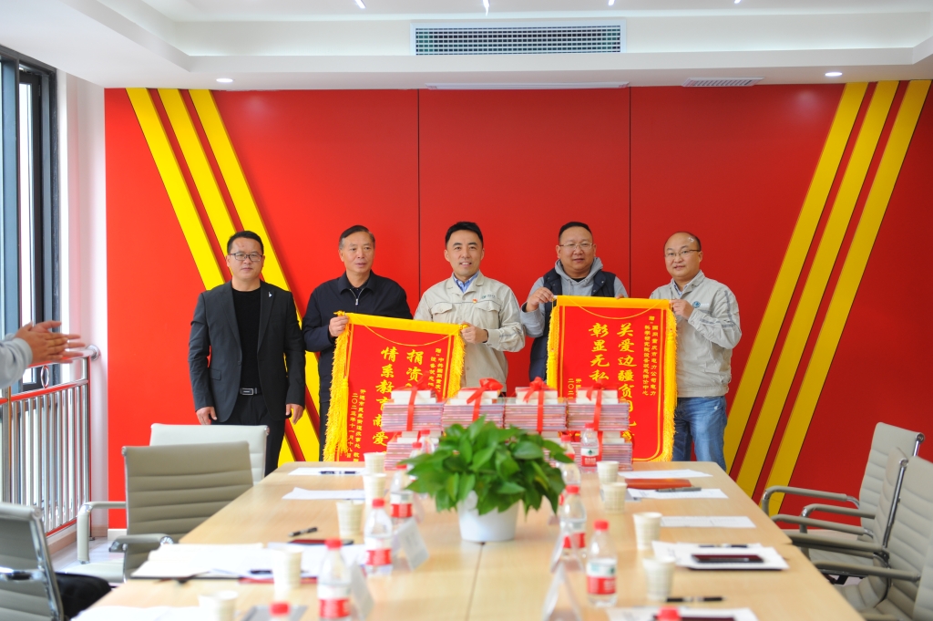 国网重庆电科院员工接受师生们送来的锦旗。受访者供图