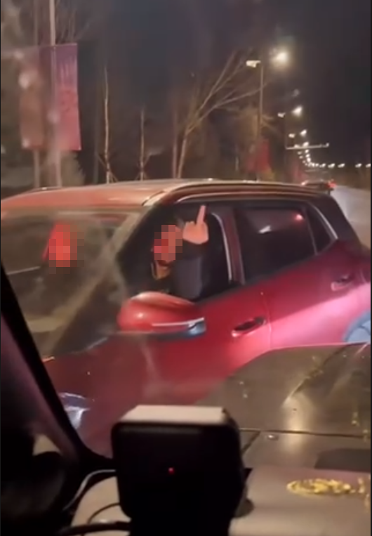 外籍男子在河北张家口开车逆行还竖中指，回应：是滑雪教练，已停课