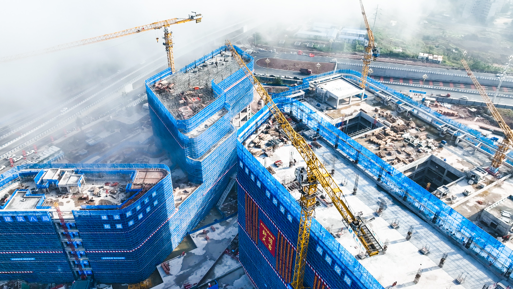 The main structure of Wuhan Union Hospital – Chongqing Hospital was roofed. (Photographed by Wang Zhijie)