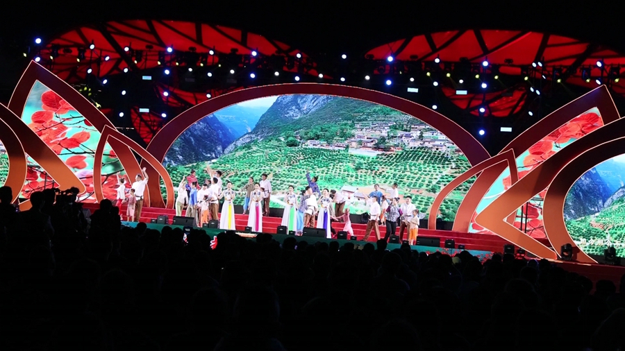 2、下庄村民登台红叶节开幕式，用村歌《好一个巫山下庄村》歌唱家乡。华龙网记者 李燊 摄