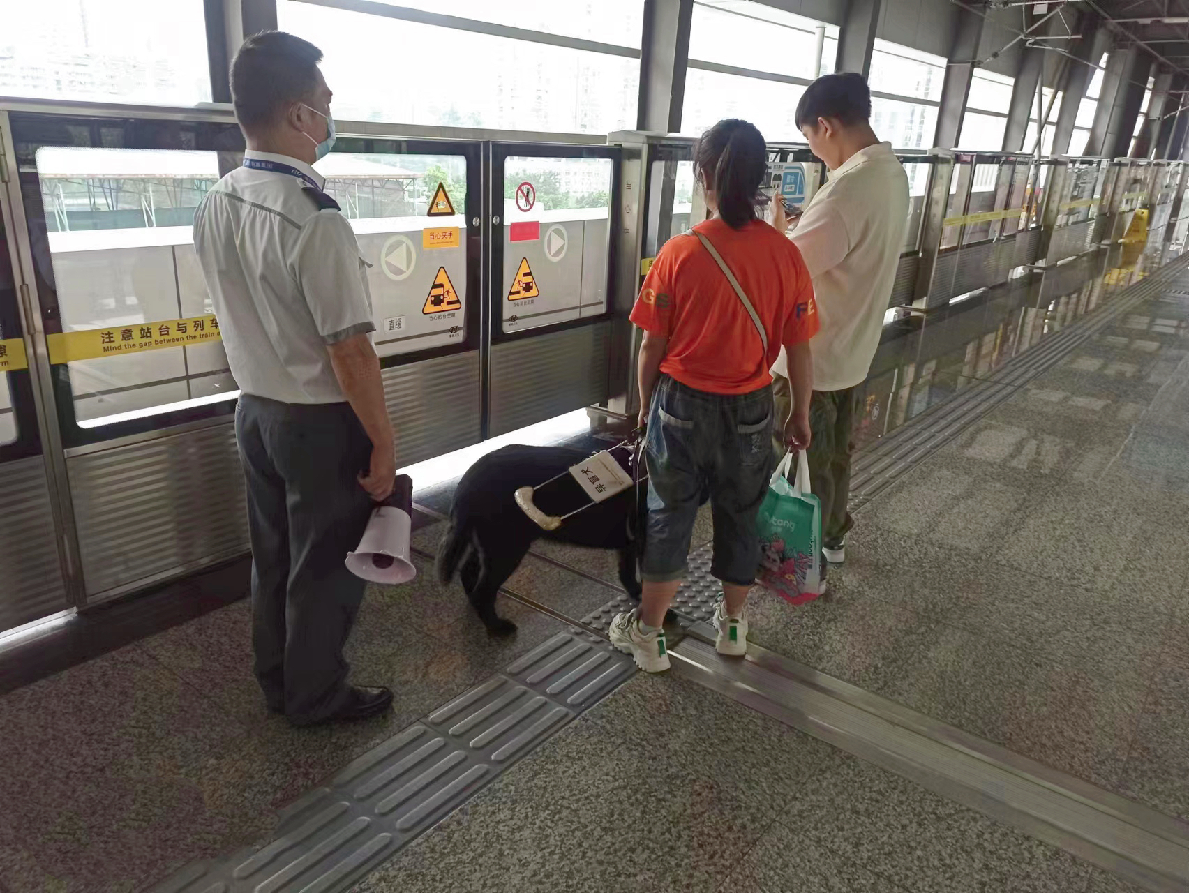 这就是重庆温度！轨道保安护送视障乘客，背后还有段爱心接力故事4
