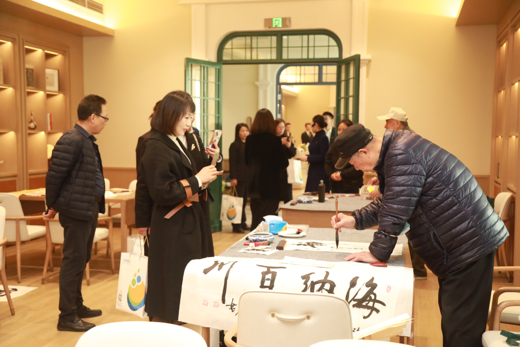 众多客户在太保家园武汉社区体验馆沉浸式体验优雅养老生活。中国太保供图 华龙网发